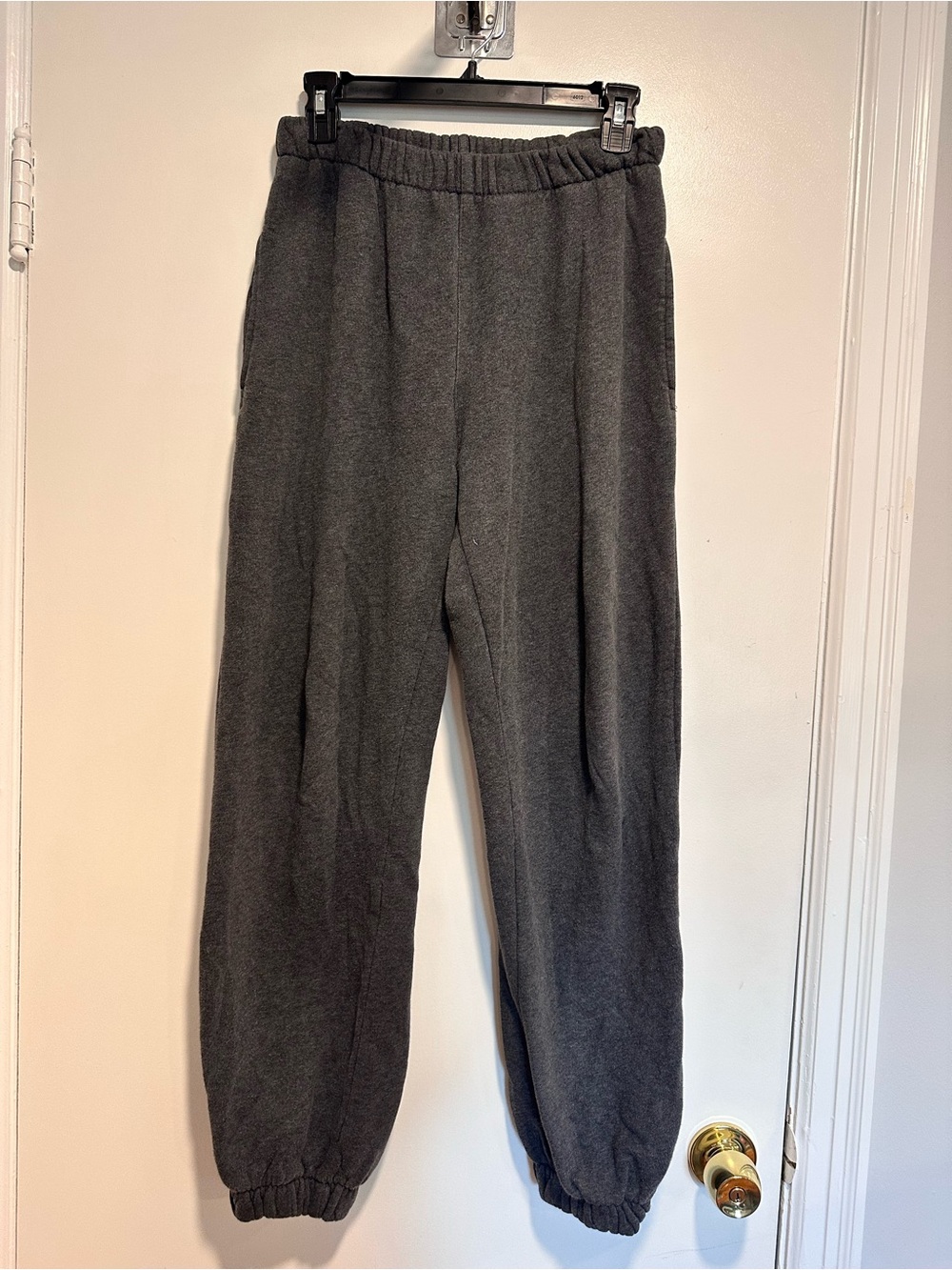 Brandy Melville Rosa sweatpants Sz:OS charcoal gray elastic waist/cuffs pockets.